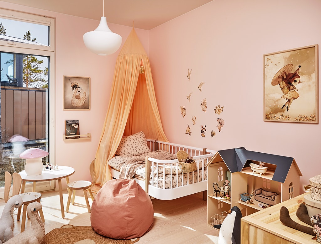 Hempeän vaaleanpunaiseksi sisustetun lastenhuoneen kruunaa vintage-vuodekatos Kastellin Naantalin asuntomessukodissa.