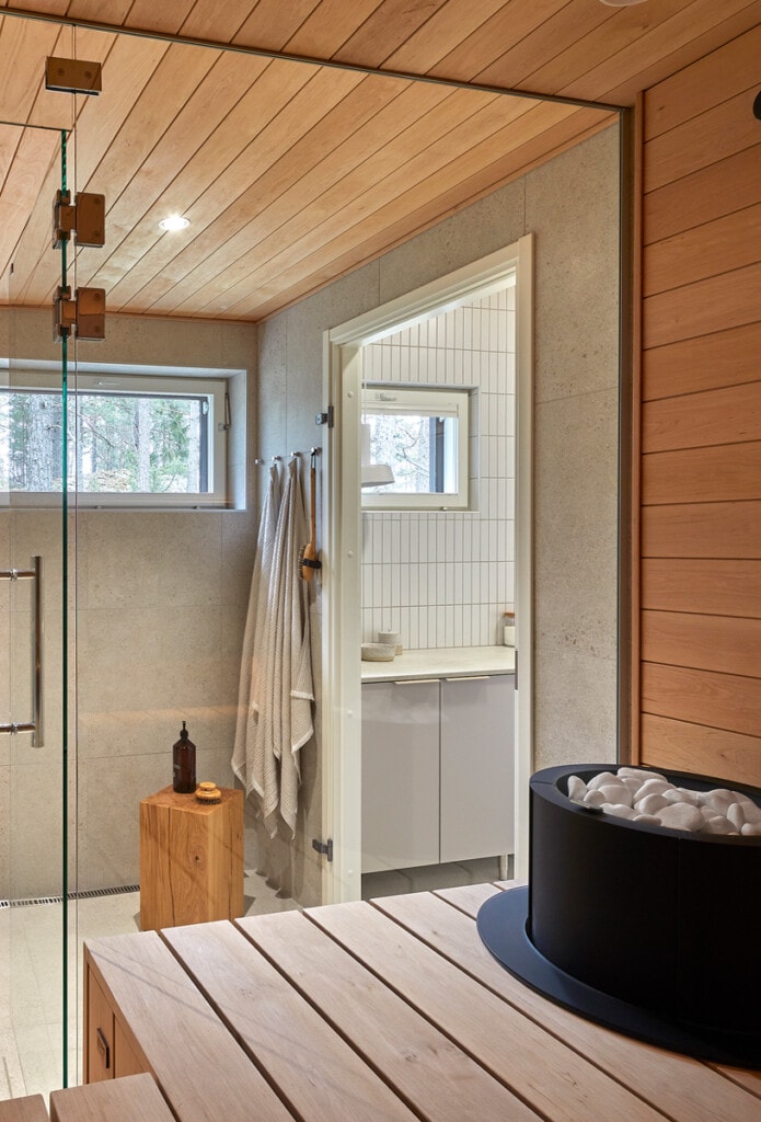 Moderni sauna, jossa on lauteisiin upotettu kiuas.